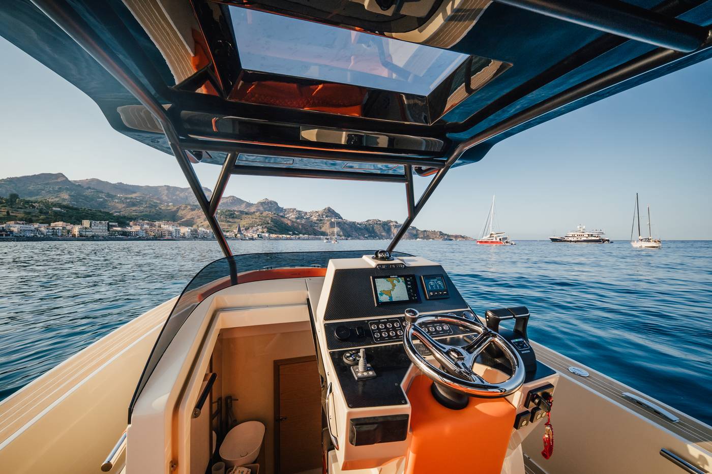 Plancia di comando con GPS Simrad e accesso alla cabina