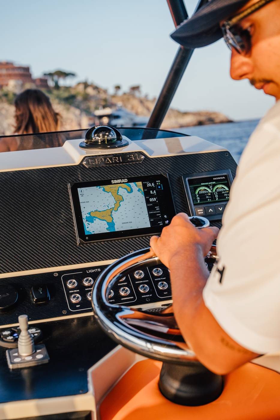 Skipper al timone: navigazione tracciata sul chartplotter