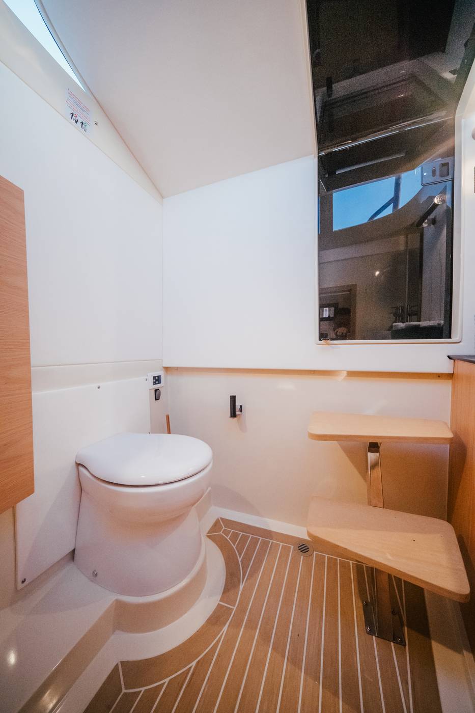 Cabina con bagno e pagliolo in teak