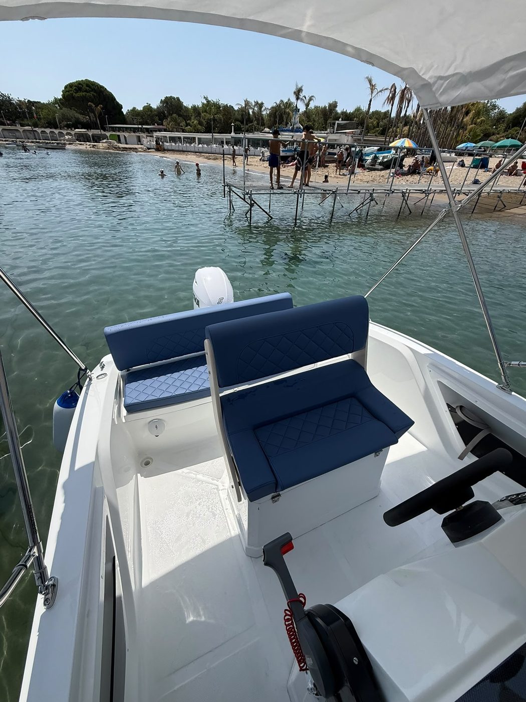 Barqa Q20 — sedute di poppa imbottite affacciate sul mare
