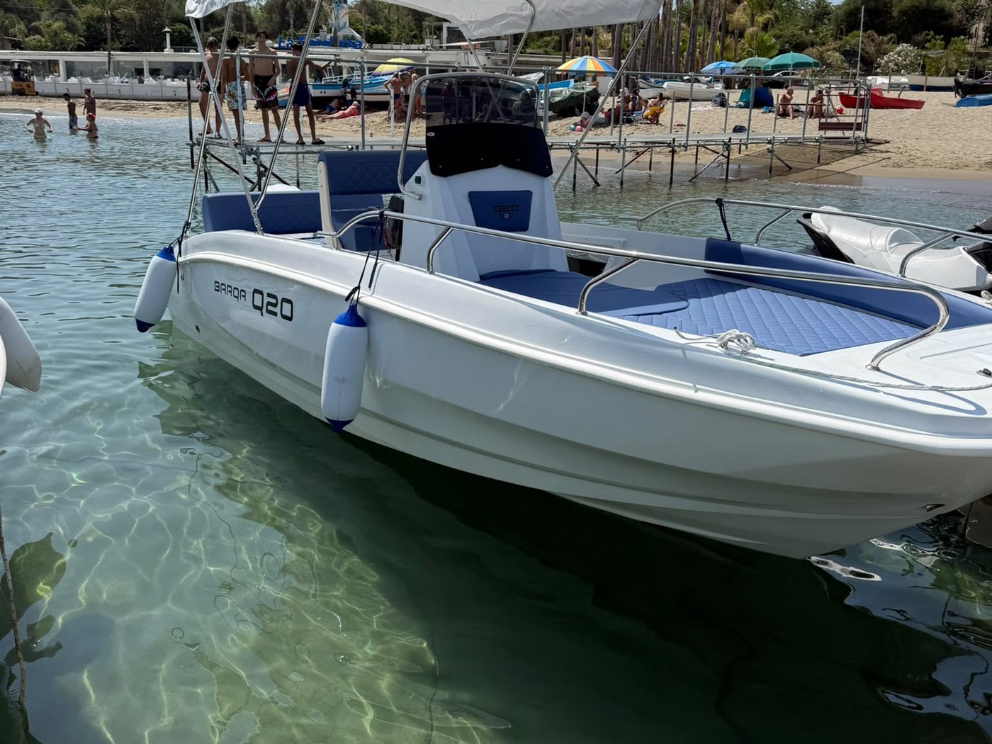 Barqa Q20 — open senza patente ormeggiata a Giardini Naxos